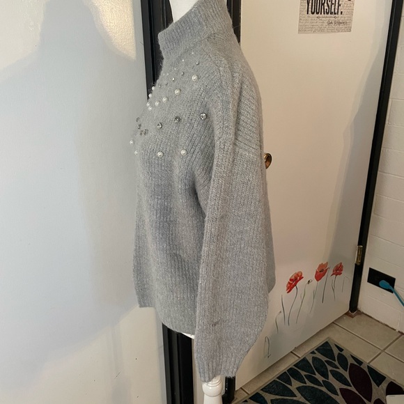 Grey with silver ribbed turtle neck sweater with bejeweling silver and pearl - Picture 3 of 8